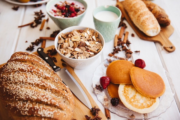 無料写真 パンとシリアルの朝食の装飾
