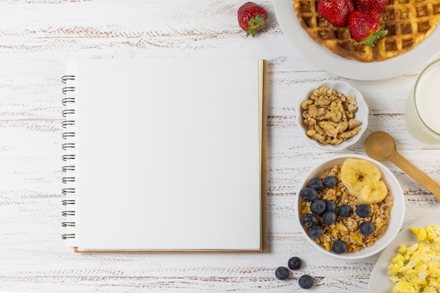 Piatti per la colazione accanto al notebook