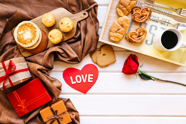 Colazione vicino ai regali di san valentino