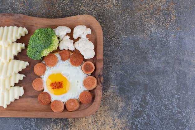 계란 프라이, 소시지 및 기타 재료를 곁들인 아침 식사 플래터