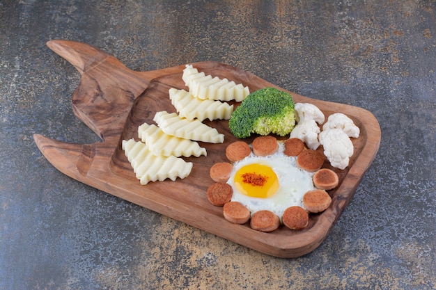 Free photo breakfast platter with fried egg, sausages and other ingredients