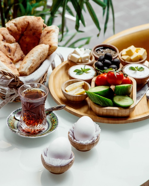 Free photo breakfast set and black tea in armudu glass