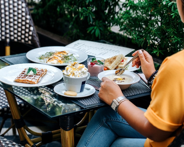 Foto gratuita colazione con vari dessert