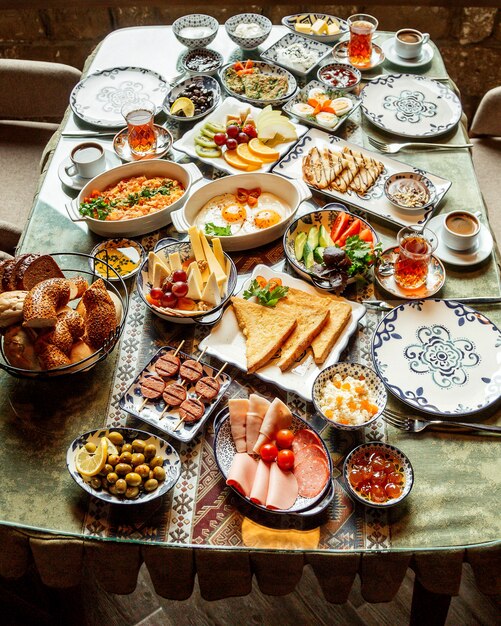 아침 식사는 테이블에 다양한 음식으로 설정