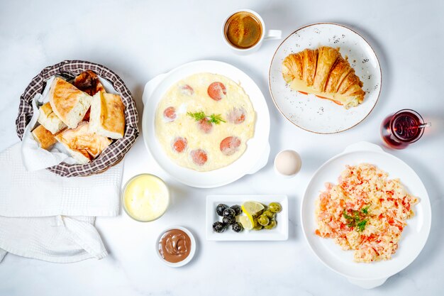 さまざまな食べ物、トップビューで朝食セット