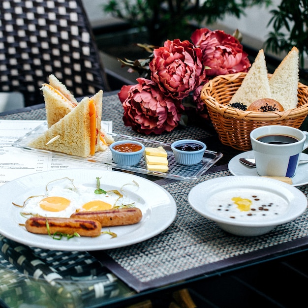 さまざまな食べ物の朝食セット