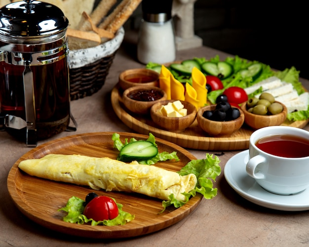 オムレツとおかずプレート付きの朝食のセットアップ