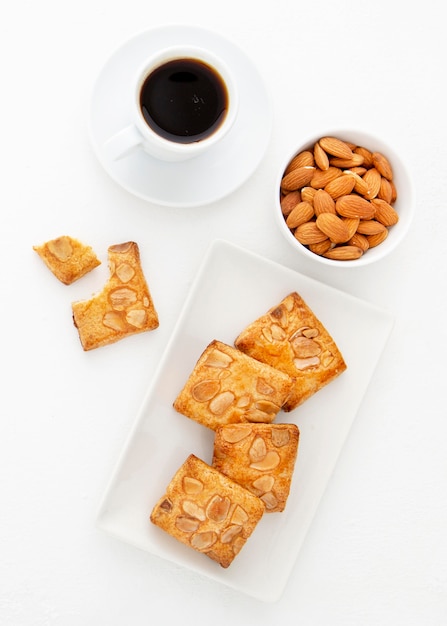 Foto gratuita colazione con biscotti e caffè