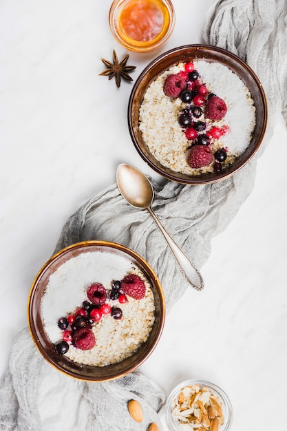 Colazione con cereali e frutta