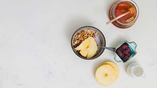 Foto gratuita colazione con cereali