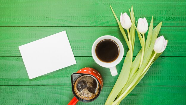커피 컵과 꽃으로 아침 식사