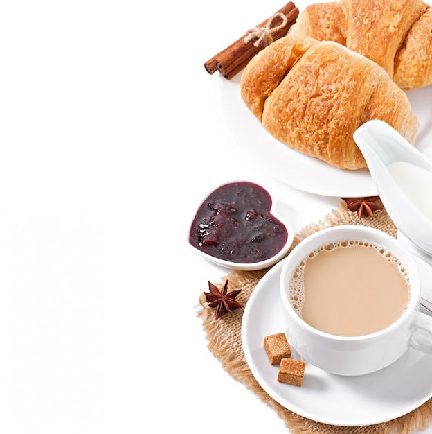 Foto gratuita colazione con caffè e cornetti freschi