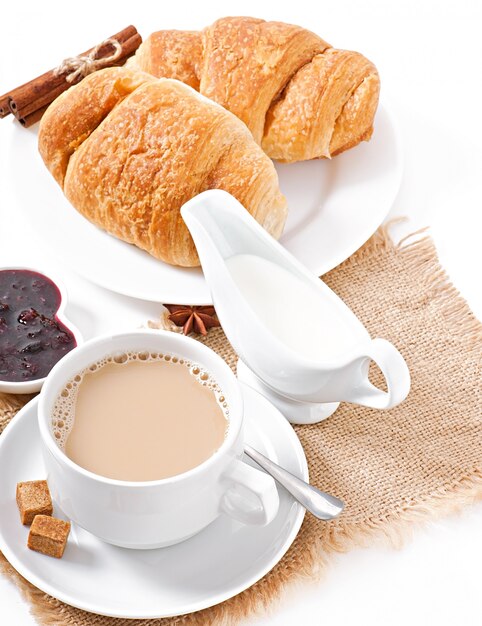 커피와 신선한 크루아상으로 아침 식사