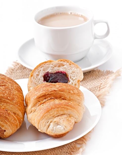 Free photo breakfast with coffee and fresh croissants