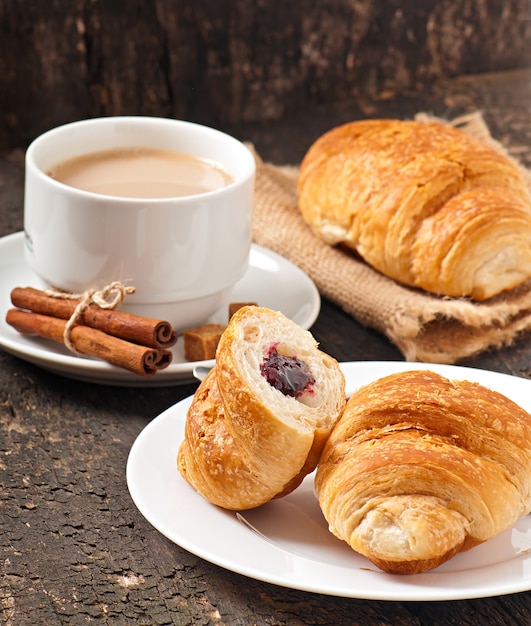 Foto gratuita colazione con caffè e cornetti freschi