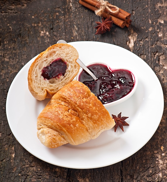 Colazione con caffè e cornetti freschi