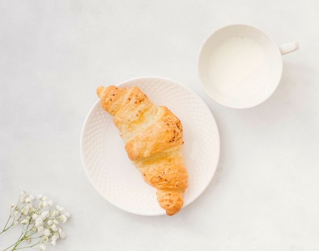 Free photo breakfast with croissant