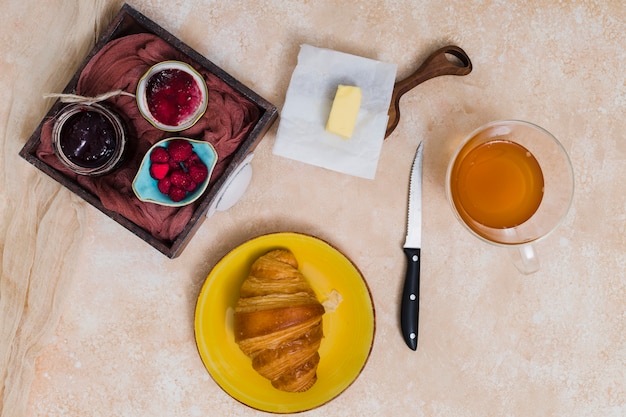 Free photo breakfast with croissant