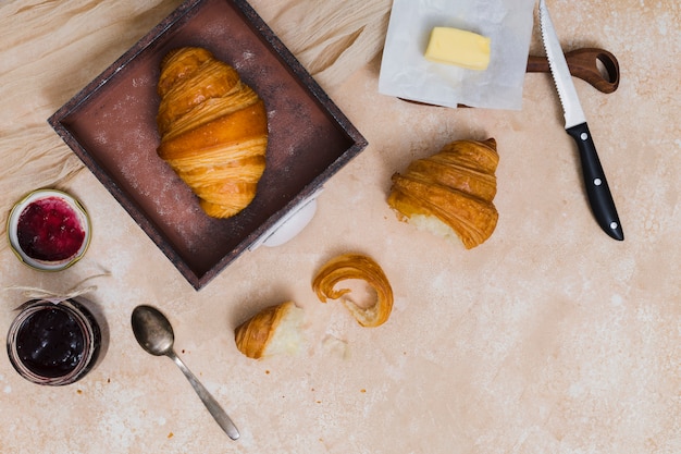 Free photo breakfast with croissant