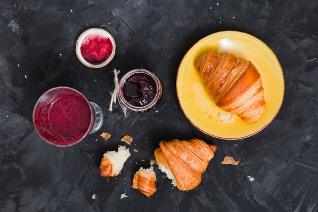 Free photo breakfast with croissant