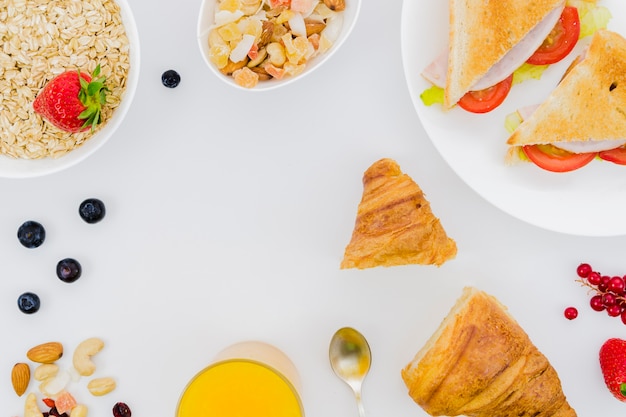 Бесплатное фото Завтрак с круассанами и фруктами