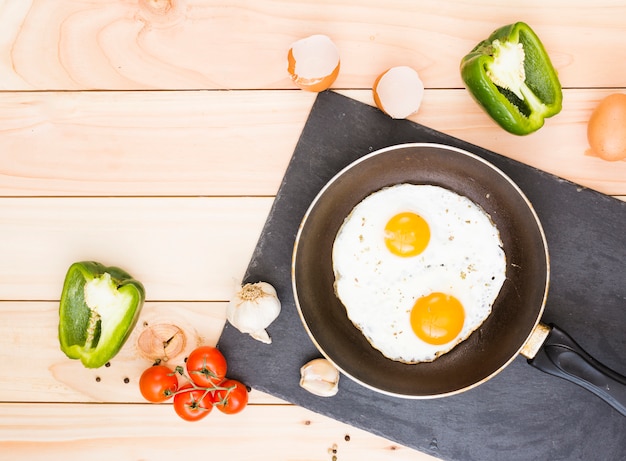 Бесплатное фото Завтрак с яйцами и сковородой