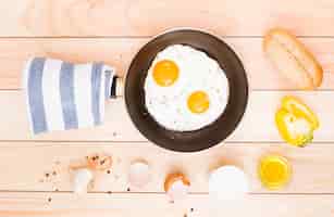 無料写真 卵とフライパンでの朝食