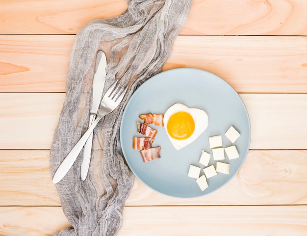 Foto gratuita colazione con uova e pancetta