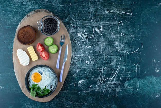 계란 후라이, 캐비어, 야채로 구성된 아침 식사. 고품질 사진