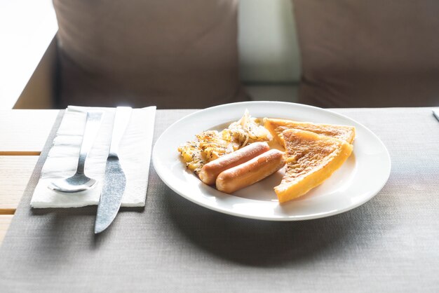 завтрак с жареными ананасами, колбасами и тостами