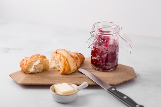 Foto gratuita colazione con marmellata di frutti di bosco fatta in casa