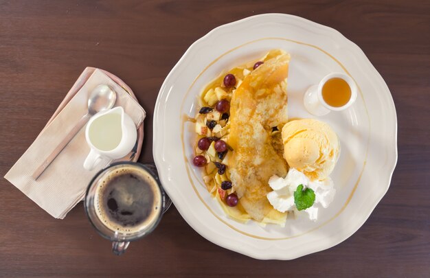 上から見たパンケーキやパンで朝食