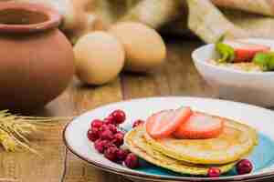 Foto gratuita colazione con pancake e fragole