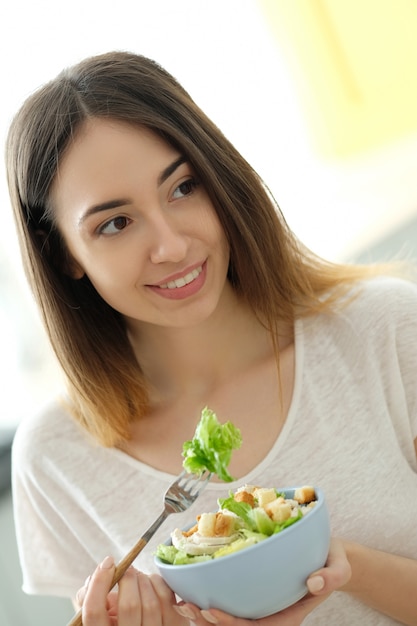 Colazione, donna che mangia