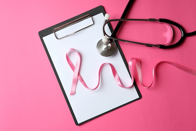 분홍색 배경에 유방암 인식 개념 프리미엄 사진