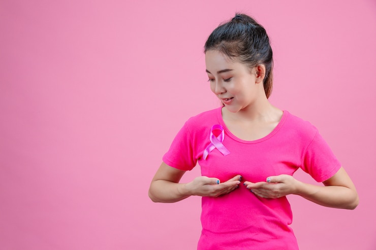 無料Photo 乳がんの意識、胸にサテンのピンクのリボンとピンクのtシャツの女性、シンボル乳がんの意識をサポート