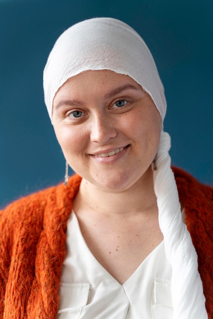 Foto gratuita combattente del cancro al seno in posa