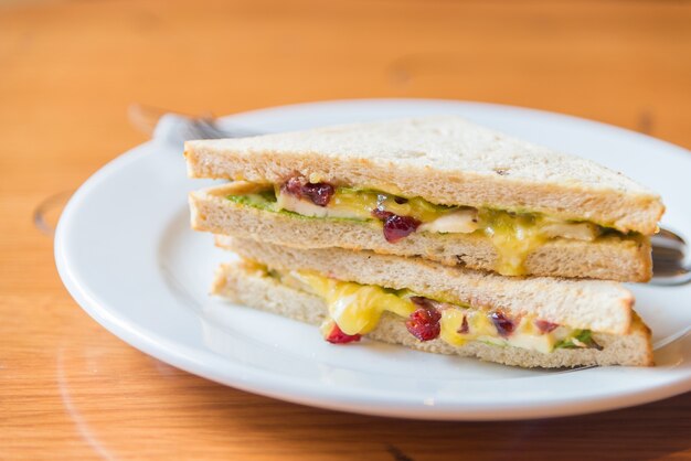 胸の新鮮なアメリカの昼食のサンドイッチ