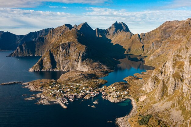 高いロッキー山脈と海のある山岳風景の息を呑むような空中ショット