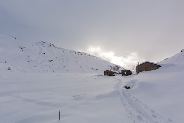 フランスアルプスのサントフォワの美しい白い雪に覆われた息をのむような山岳風景