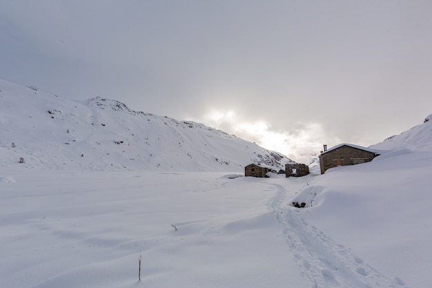 フランスアルプスのサントフォワの美しい白い雪に覆われた息をのむような山岳風景