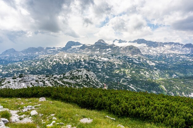 風光明媚なWelterbespiraleObertraunオーストリアの谷と山々の息を呑むようなシーン