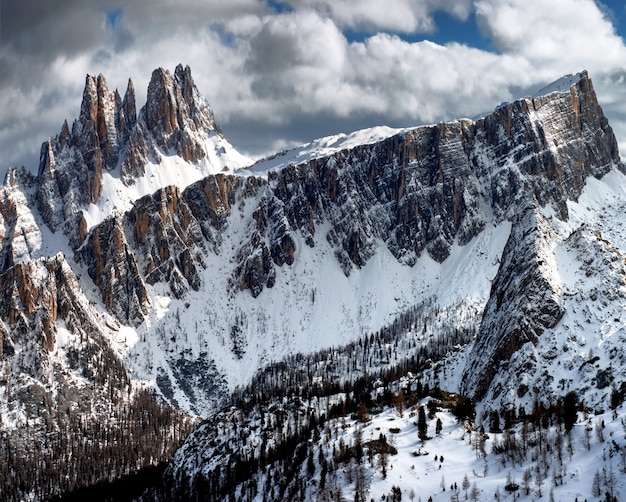 무료 사진 겨울의 이탈리아 알프스 dolomiten의 흐린 하늘 아래 눈 덮인 바위의 숨막히는 풍경