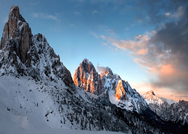 イタリア、ドロミテンの曇り空の下で雪に覆われた岩の息をのむような風景
