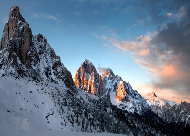 イタリア、ドロミテンの曇り空の下で雪に覆われた岩の息をのむような風景