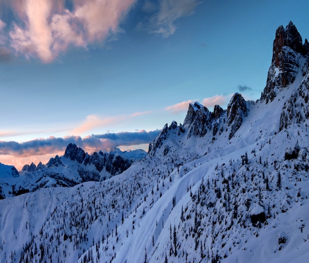 겨울의 이탈리아 알프스 Dolomiten의 눈 덮인 바위의 숨막히는 풍경