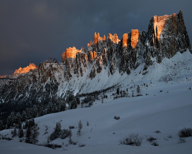 Захватывающие дух пейзажи заснеженных скал в Доломитах, итальянских Альпах зимой.