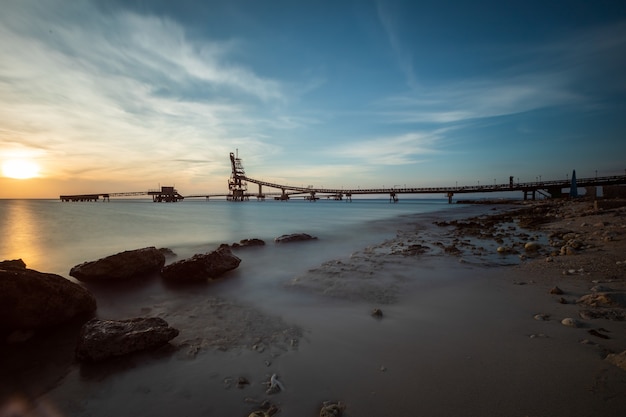 カリブ海のボネール島の海に沈む夕日の息を呑むような風景