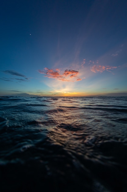카리브해 보네르의 바다 위로지는 태양의 숨막히는 풍경