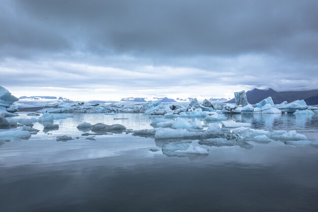 アイスランド、ヨークルスアゥルロゥンの美しい寒い風景の息を呑むようなショット
